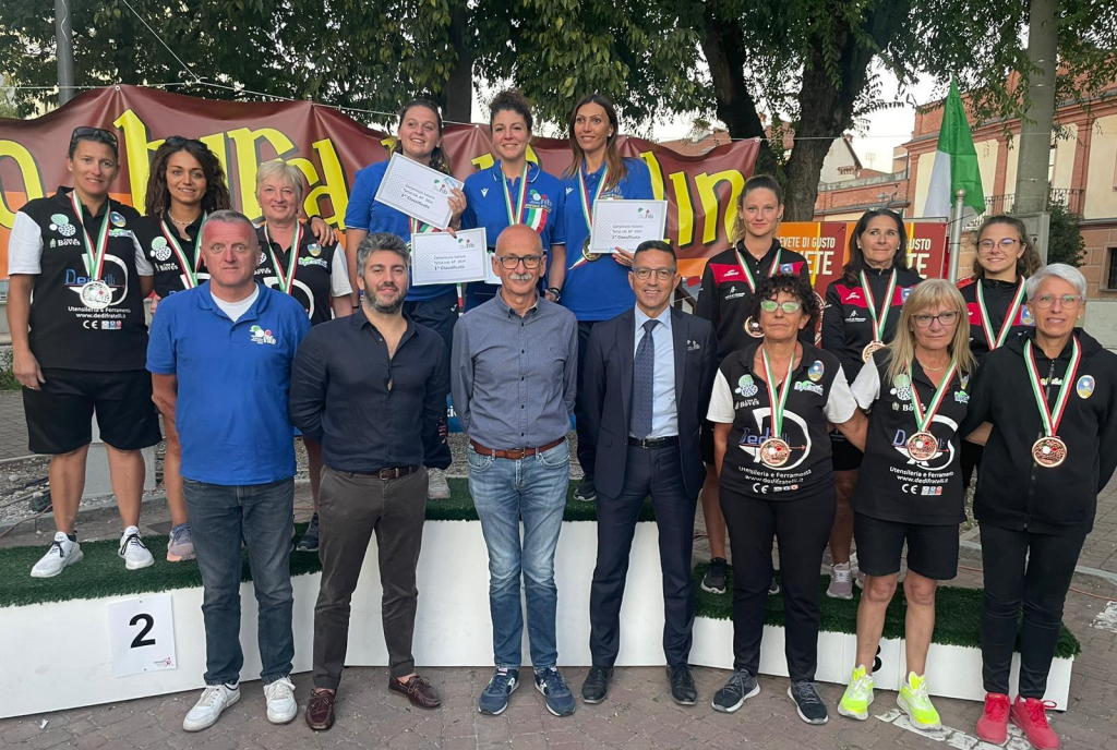 La premiazione delle terne A femminili con il sindaco Ezio Donadio e il consigliere comunale Giovanni Cismondi La premiazione delle terne A femminili con il sindaco Ezio Donadio e il consigliere comunale Giovanni Cismondi
